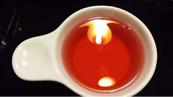 荔枝酒中含有一些能够抗氧化的物质，有助于人们延缓衰老