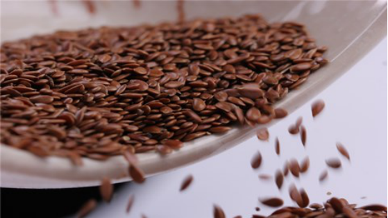 因为亚麻籽油中的特殊成分含量比较高，对我们有非常好的护肤效果