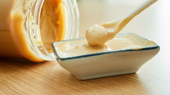 这种酱料中含有很多的钙质，经常食用对骨质，牙齿都非常好