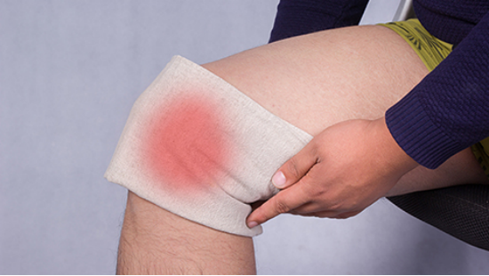 体内的代谢出现异常情况导致的，尤其是软骨部位的细胞