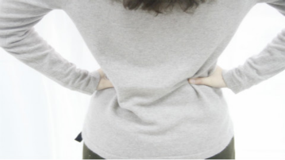 当出现腰痛的情况时，首先应该考虑前往骨科就诊