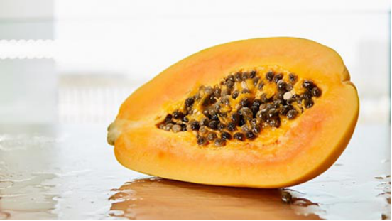 要想老的慢一些，平时可以多吃点蔬菜和水果