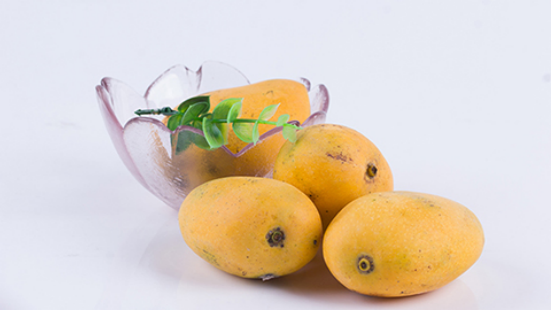 经常吃芒果可以增强身体抵抗力，而且对皮肤也有好处