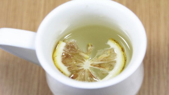 喝柠檬水是可以减肥的，这是因为柠檬的热量比较低