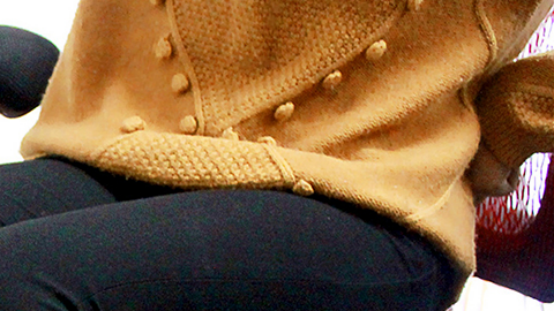 　股骨头坚硬度极高，位置也靠内，位于我们身体的髋关节里面