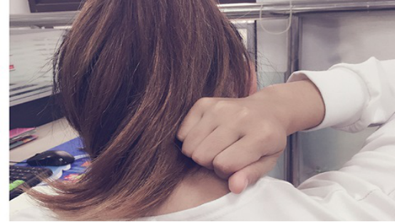 查找大椎穴很简单，在低头时，用手触摸脖子后面最高处，有一处骨骼隆起