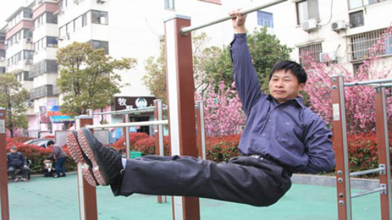 还有的人出现经常抽筋可能是身体中缺乏钙元素，需要及时补充