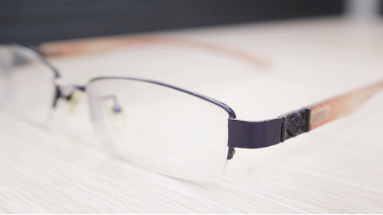 s和c是测试完视力和屈光后得到的数值,s代表球镜,反映的是近视或远视